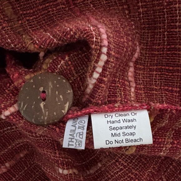 Chic Red Women's Blouse with Button Detail - Picture 6 of 8